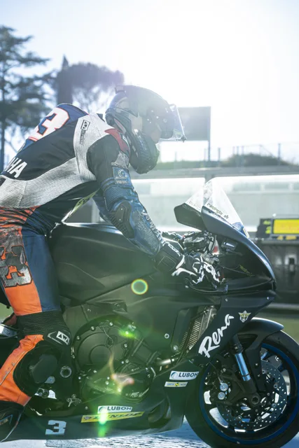 Pilota sulla Yamaha numero 3 in controluce