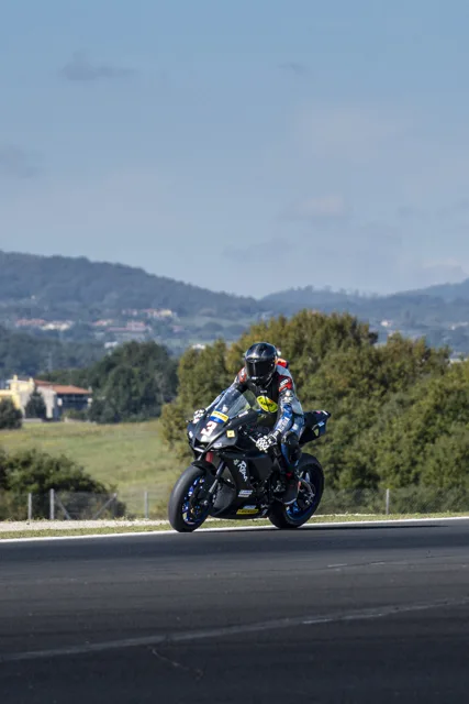 Pilota sulla moto numero 3 in pista