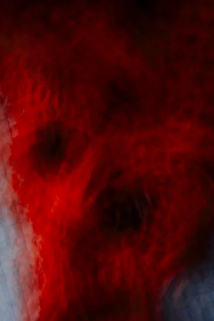 Tracce di luce rossa e ombre, fotografia astratta
