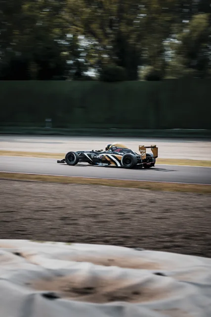 Monoposto numero 21 in panning sul circuito di Imola