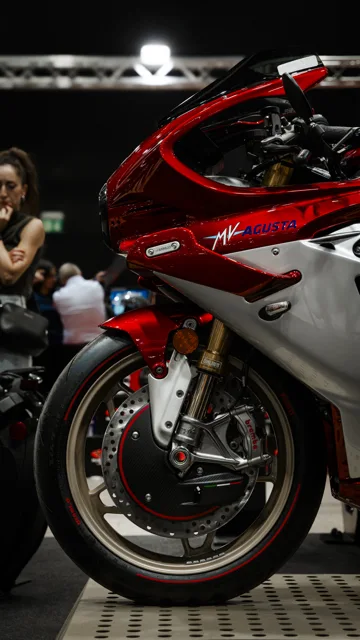 MV Agusta rossa e argento in esposizione, vista di tre quarti